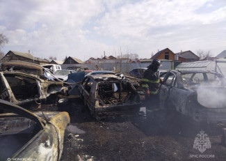 В селе под Пензой семь человек тушили пожар на авторазборе