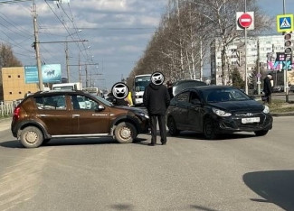 На проспекте Строителей в Пензе столкнулись две машины