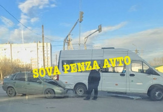 Жесткое ДТП в Пензе: легковушка врезалась в микроавтобус