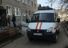 В Пензе пожилую женщину, упавшую в подъезде, поднимали с помощью спасателей