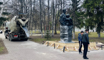 В Пензе ремонтируют постамент памятника «Проводы»