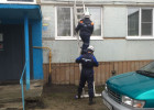 Пензенскую пенсионерку, упавшую в квартире, поднимали с помощью спасателей