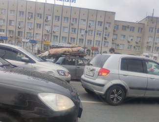 Возле ТЦ Суворовский в Пензе осложнено движение из-за аварии