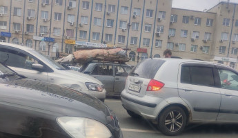 Возле ТЦ Суворовский в Пензе осложнено движение из-за аварии