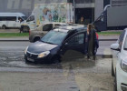 На улице Воронова в Пензе провалился асфальт под машиной