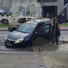 На улице Воронова в Пензе провалился асфальт под машиной
