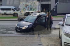 На улице Воронова в Пензе провалился асфальт под машиной