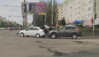 В пензенском микрорайоне Арбеково столкнулись две машины