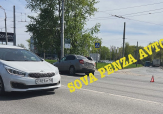 ДТП на проспекте Победы в Пензе: машина попала колесом в люк