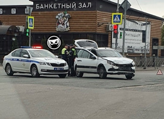Пензенцы сообщают об аварии возле торгового центра Муравейник