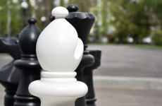 В Пензе у здания городской администрации установили большие шахматы