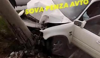 Страшная авария в Пензе: кроссовер врезался в бетонный столб