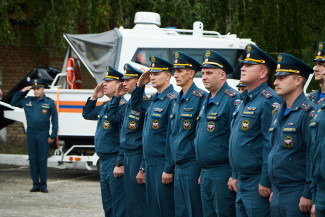 Олег Мельниченко поздравил сотрудников МЧС с Днём пожарной охраны
