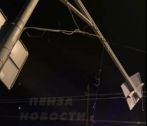 В Пензе у ТЦ Олимп упал светофор