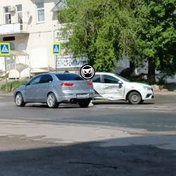 В центре Пензы попал в аварию автомобиль такси