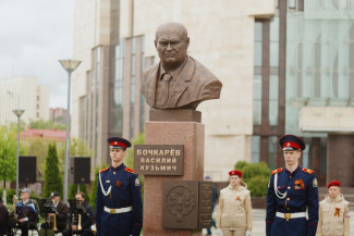 Как в Пензе открывали памятник экс-губернатору Василию Бочкареву: большой фоторепортаж