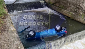 В Пензенской области автомобиль слетел с моста и опрокинулся в воду