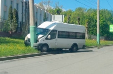 На улице Захарова в Пензе микроавтобус врезался в бетонный столб