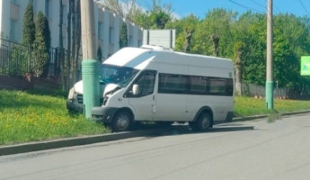 На улице Захарова в Пензе микроавтобус врезался в бетонный столб