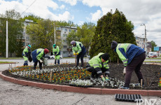 В Пензе начали оформлять цветники возле  монумента воинской и трудовой Славы