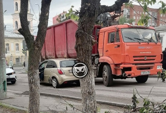 На улице Чкалова в Пензе образовалась огромная пробка из-за ДТП