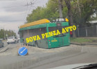 На улице Гагарина в Пензе в яме на дороге застрял троллейбус