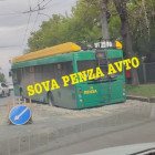 На улице Гагарина в Пензе в яме на дороге застрял троллейбус
