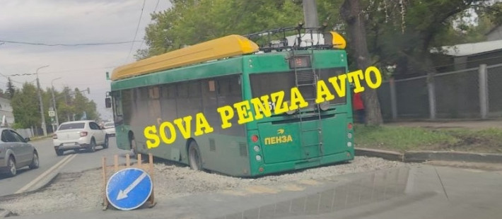 На улице Гагарина в Пензе в яме на дороге застрял троллейбус