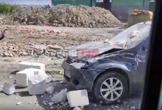 Жесткая авария в Пензе: из грузовика на легковушку рухнули бетонные блоки