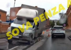 Сюрприз от коммунальщиков: в Пензе в яме на дороге застрял грузовик