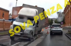 Сюрприз от коммунальщиков: в Пензе в яме на дороге застрял грузовик