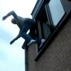 В Пензе пожилой мужчина пытался спуститься на улицу с балкона и рухнул вниз
