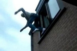 В Пензе пожилой мужчина пытался спуститься на улицу с балкона и рухнул вниз