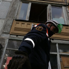 Труп пенсионерки, выбросившейся из окна в Пензе, эвакуировали спасатели