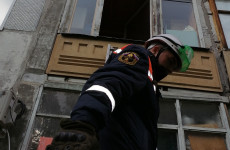 Труп пенсионерки, выбросившейся из окна в Пензе, эвакуировали спасатели