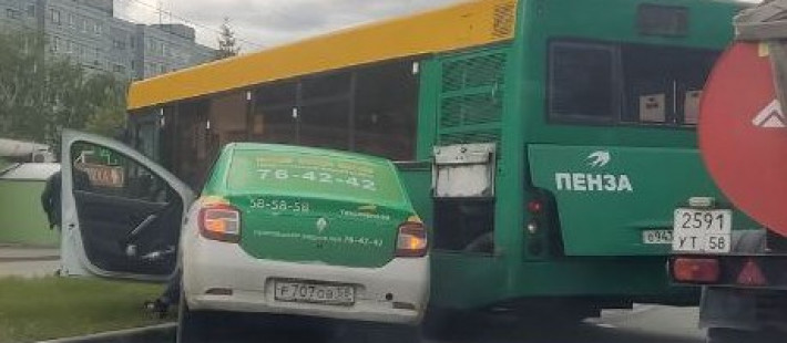 Пензенцы сообщают о ДТП с автобусом возле торгового центра Олимп