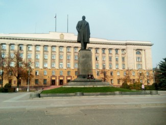 В Пензе странная женщина извергает проклятия на памятнике Ленину перед правительством