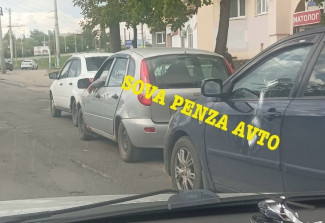 На улице Суворова в Пензе осложнено движение из-за тройного ДТП
