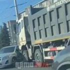 Жесткая авария в Пензе: грузовик врезался в легковушку