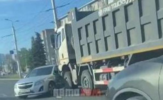 Жесткая авария в Пензе: грузовик врезался в легковушку