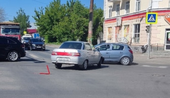 На улице Свердлова в Пензе столкнулись две машины