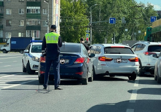 В Пензе возле торгового центра Суворовский столкнулись две машины