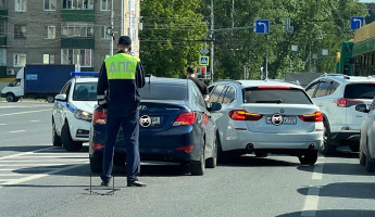 В Пензе возле торгового центра Суворовский столкнулись две машины