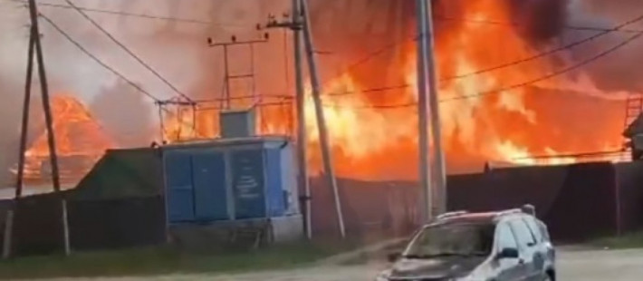 Страшный пожар в Сосновоборске уничтожил два жилых дома