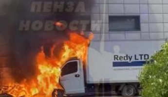 На проспекте Строителей в Пензе сгорел фургон