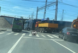 В центре Пензы столкнулись два грузовика, движение парализовано