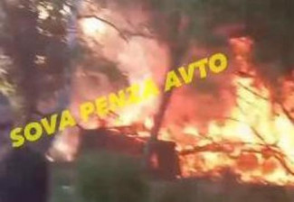 На улице Павлова в Пензе на площади 400 квадратных метров полыхают сараи