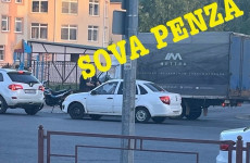 На улице Антонова в Пензе случилось ДТП с фургоном и мотоциклом