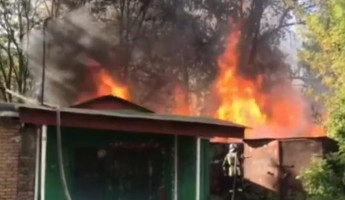 Пожар на улице Шмидта в Пензе тушат более 20 человек