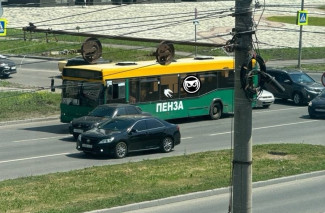 В Пензе напротив ТЦ Онежский попал в аварию пассажирский автобус